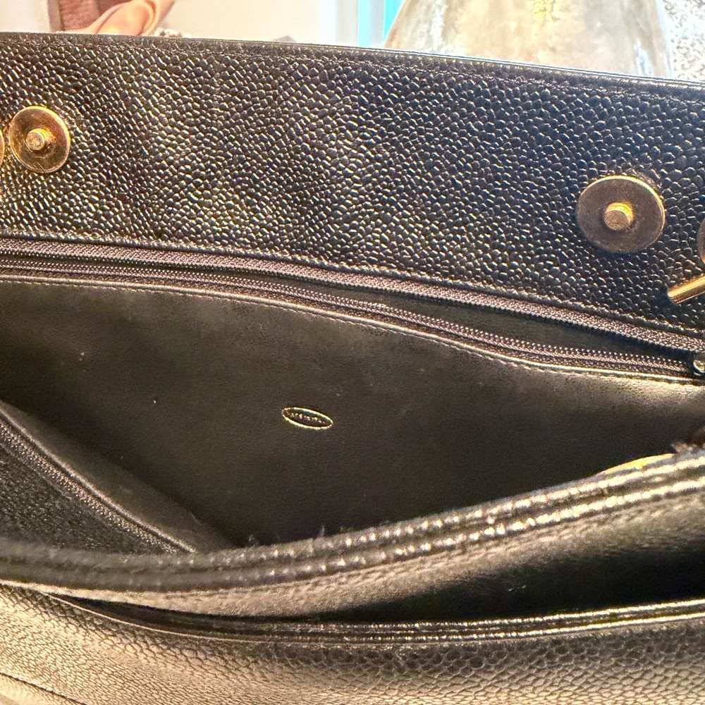 CHANEL Vintage Black Leather Shoulder Bag with CC Logo & CC Turn-Lock Closure - Picture 13 of 16